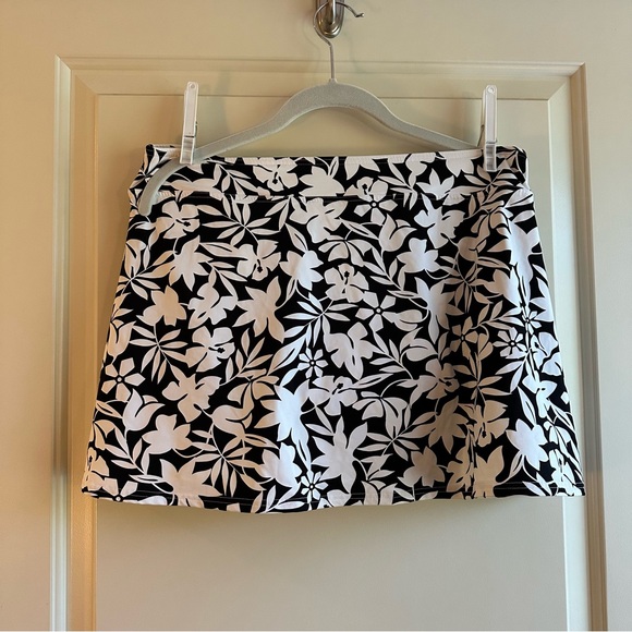Lands' End Women's Tummy Control Swim Skirt Size: 12 Black Havana Floral - Picture 3 of 4